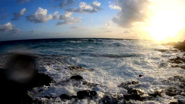 海浪冲击着布满岩石的海滩视频素材