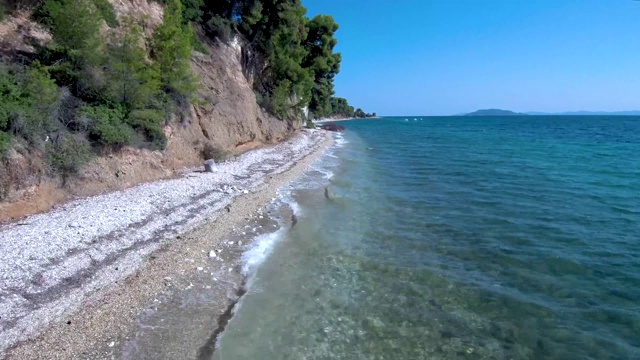 鸟瞰图野生蓝色海滩与蓝色水晶水在Neos Marmaras, Halkidiki希腊，由无人机前进视频素材