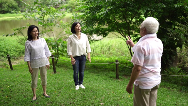 一群老年人在公园里锻炼身体视频素材