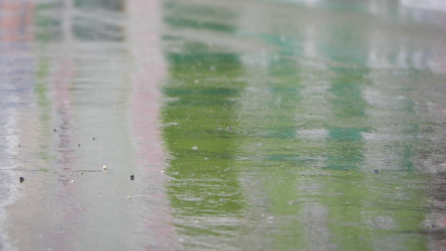 雨滴在沥青上。视频素材