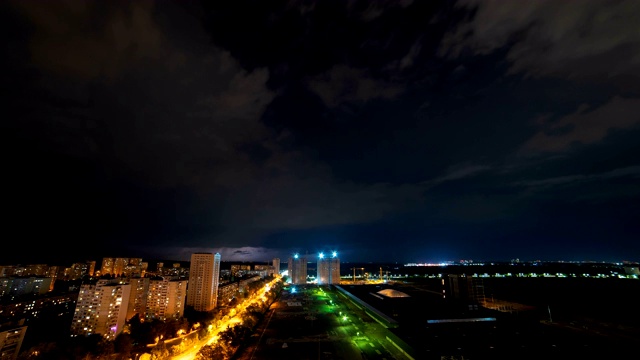 夜城上的云流以闪电为背景。时间流逝视频素材