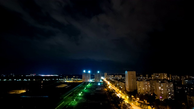 夜晚城市上空的闪电。时间流逝视频素材