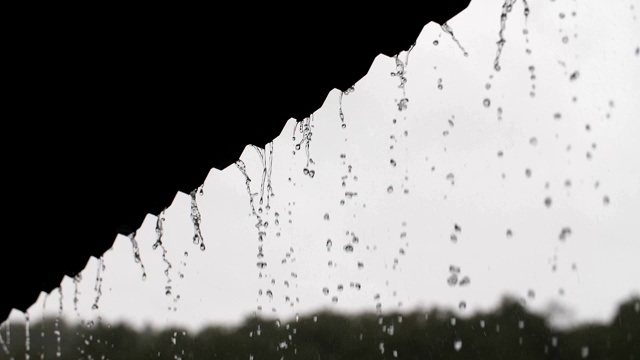 雨从屋顶上落下视频素材