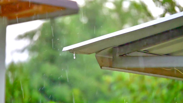 雨在屋顶的慢动作视频素材