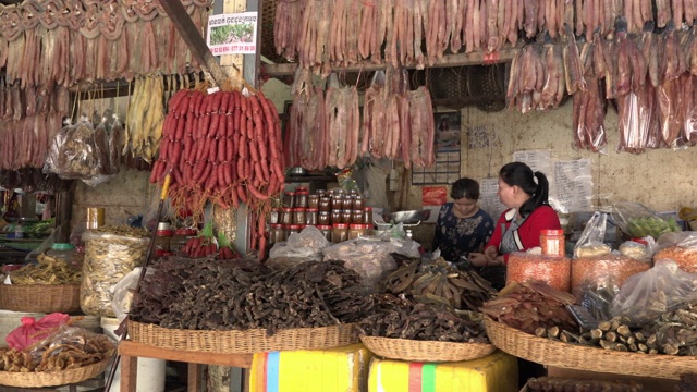 在暹粒市中心的Old Market，妇女们在卖干鱼和香肠视频素材