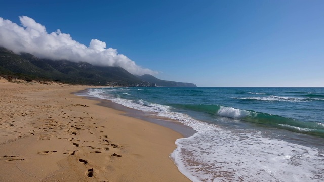 意大利撒丁岛圣尼科洛海滩上的海浪视频素材