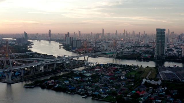 一架无人机在连接曼谷南部和沙慕普拉坎(Samut Prakan)的Bhumibol大桥上空拍摄。大桥横跨湄南河，解决交通问题。视频素材