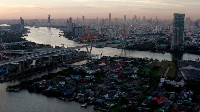 一架无人机在连接曼谷南部和沙慕普拉坎(Samut Prakan)的Bhumibol大桥上空拍摄。大桥横跨湄南河，解决交通问题。视频素材