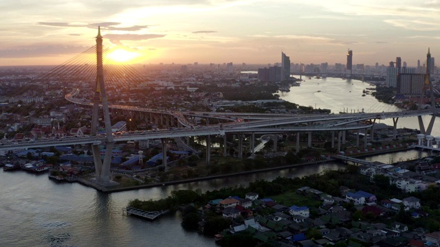 一架无人机在连接曼谷南部和沙慕普拉坎(Samut Prakan)的Bhumibol大桥上空拍摄。大桥横跨湄南河，解决交通问题。视频素材