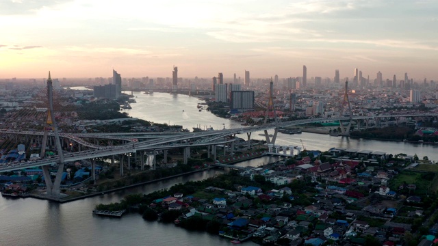 一架无人机在连接曼谷南部和沙慕普拉坎(Samut Prakan)的Bhumibol大桥上空拍摄。大桥横跨湄南河，解决交通问题。视频素材