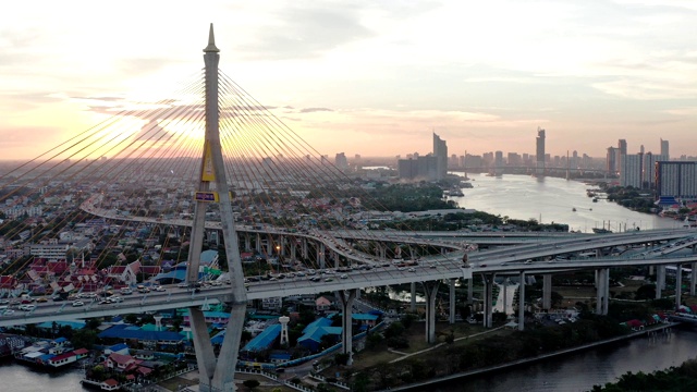 一架无人机在连接曼谷南部和沙慕普拉坎(Samut Prakan)的Bhumibol大桥上空拍摄。大桥横跨湄南河，解决交通问题。视频素材