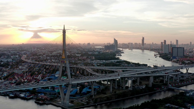 一架无人机在连接曼谷南部和沙慕普拉坎(Samut Prakan)的Bhumibol大桥上空拍摄。大桥横跨湄南河，解决交通问题。视频素材