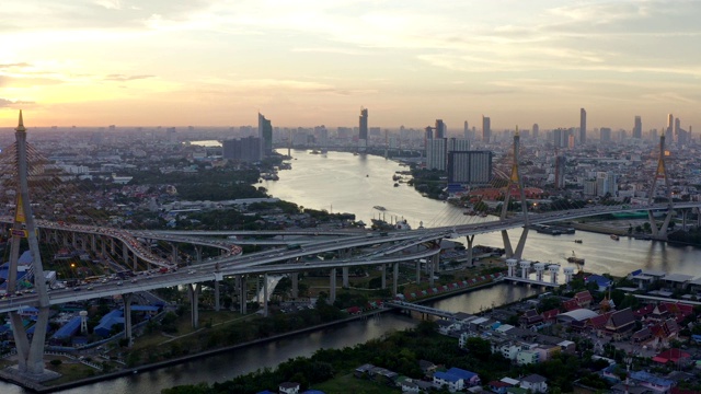 一架无人机在连接曼谷南部和沙慕普拉坎(Samut Prakan)的Bhumibol大桥上空拍摄。大桥横跨湄南河，解决交通问题。视频素材