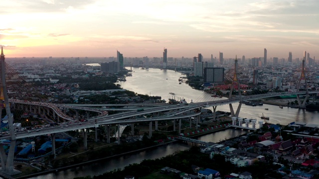 一架无人机在连接曼谷南部和沙慕普拉坎(Samut Prakan)的Bhumibol大桥上空拍摄。大桥横跨湄南河，解决交通问题。视频素材