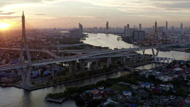 一架无人机在连接曼谷南部和沙慕普拉坎(Samut Prakan)的Bhumibol大桥上空拍摄。大桥横跨湄南河，解决交通问题。视频素材