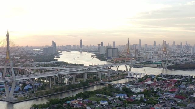 一架无人机在连接曼谷南部和沙慕普拉坎(Samut Prakan)的Bhumibol大桥上空拍摄。大桥横跨湄南河，解决交通问题。视频素材