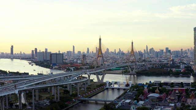 一架无人机在连接曼谷南部和沙慕普拉坎(Samut Prakan)的Bhumibol大桥上空拍摄。大桥横跨湄南河，解决交通问题。视频素材