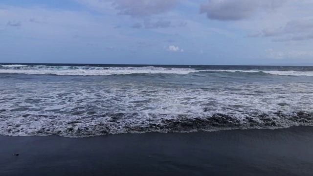 海洋/海岸上的黑砂火山海滩。视频素材