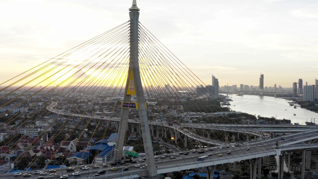 一架无人机在连接曼谷南部和沙慕普拉坎(Samut Prakan)的Bhumibol大桥上空拍摄。大桥横跨湄南河，解决交通问题。视频素材