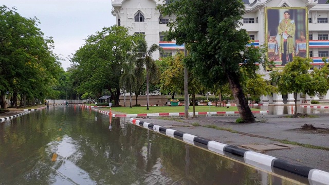 在大雨后缓慢行驶，经过洪水。视频素材