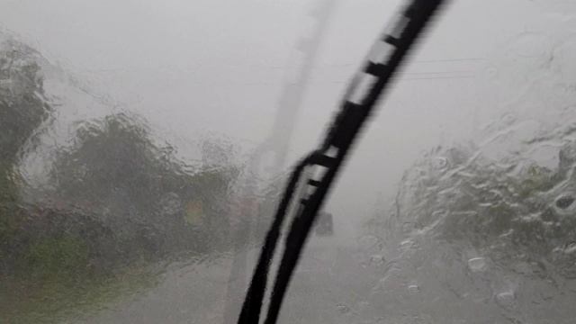 在大雨中驾驶，透过挡风玻璃观看视频素材