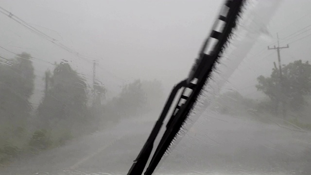 在大雨中驾驶，透过挡风玻璃观看视频素材