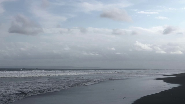 海洋/海岸上的黑砂火山海滩。视频素材