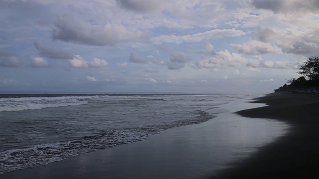 海洋/海岸上的黑砂火山海滩。视频素材