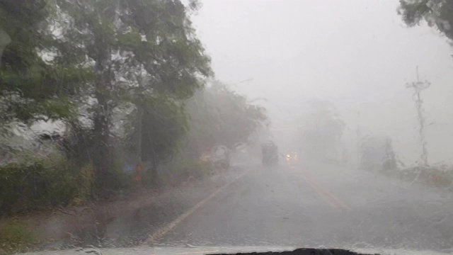 在大雨中驾驶，透过挡风玻璃观看视频素材