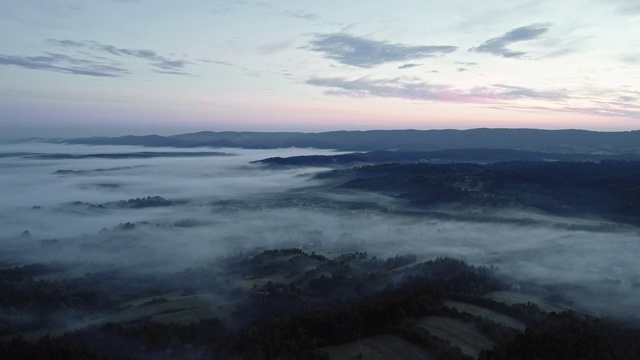 无人机在山的上空飞行。视频素材