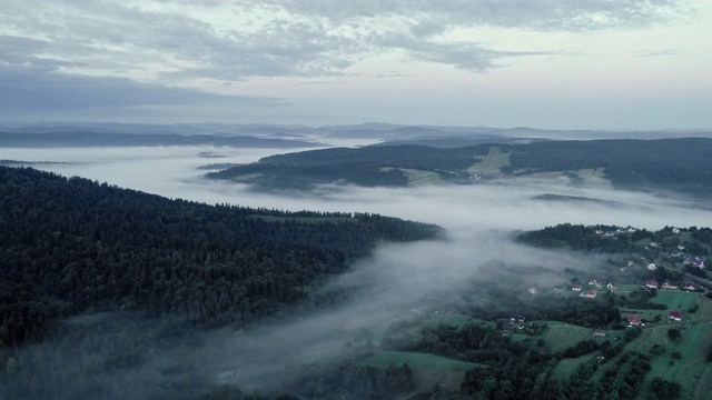 无人机在Bieszczady山脉上空飞行。视频素材