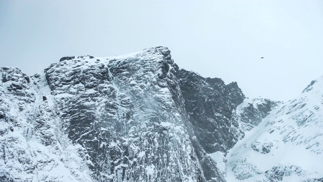 暴风雪在山顶吹雪视频素材