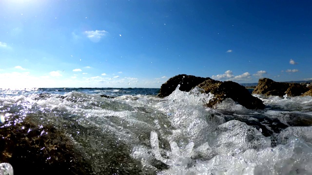 海浪冲击着布满岩石的海滩视频素材