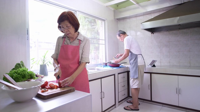 老夫妇在厨房做饭视频素材