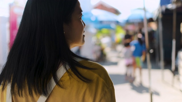 慢镜头亚洲妇女在阳光明媚的日子里在市场上散步和观光视频素材