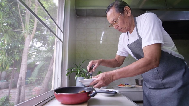 老人们在厨房做饭视频素材