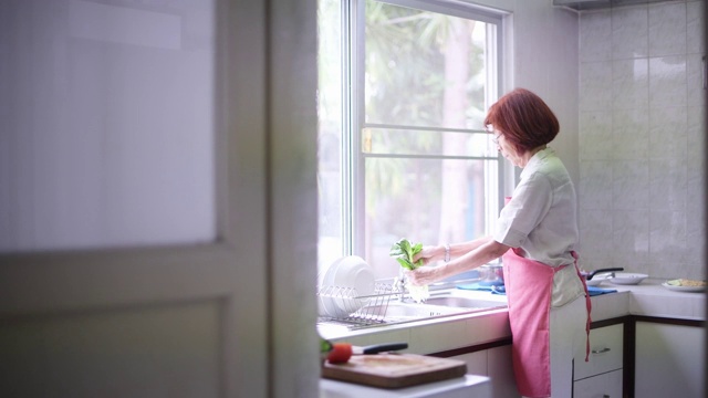 老妇人在厨房里做健康食品视频素材