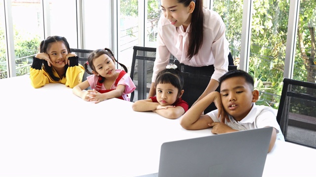 学生从笔记本上看补充课。视频素材