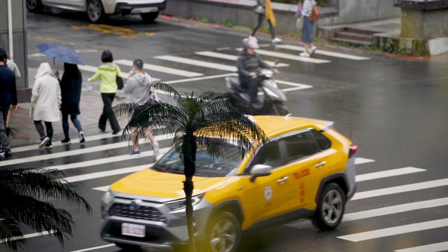 行人穿过台北雨中的街道视频下载