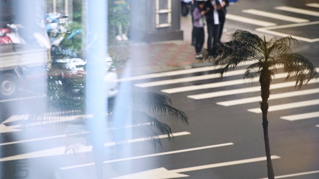 行人在雨中通过打开的窗户反射视频下载