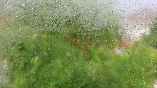 大雨天，水滴在窗户玻璃上视频素材