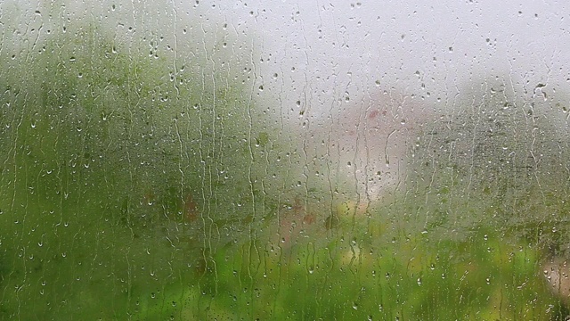 大雨天，水滴在窗户玻璃上视频素材