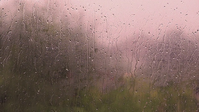 大雨天，水滴在窗户玻璃上视频素材