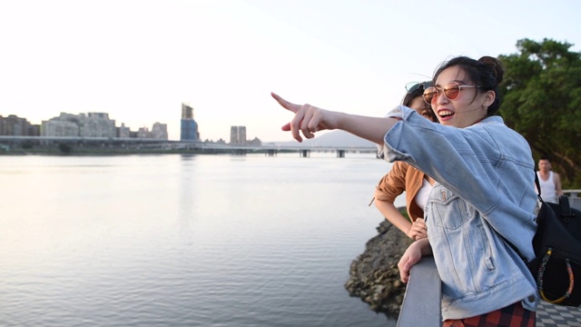 年轻的女孩们在河边欣赏夕阳视频下载