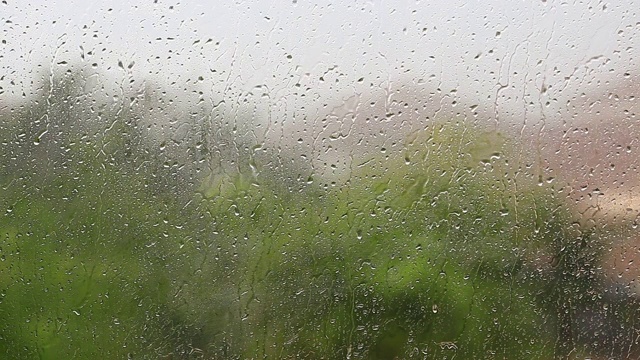 大雨天，水滴在窗户玻璃上视频素材