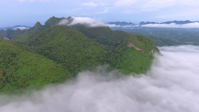 鸟瞰图。日出在云中飞过。视频素材