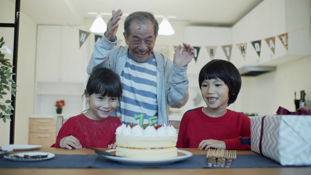 亚洲爷爷吹生日蜡烛视频素材