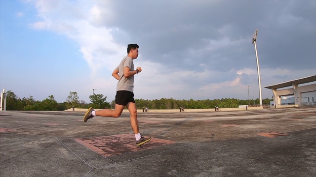 亚洲人健身，跑步，锻炼肌肉视频素材