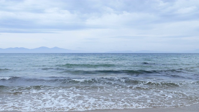 美丽的海滩与岛屿背景。4k分辨率。视频素材