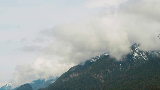 阿尔卑斯山山顶上的云朵视频素材